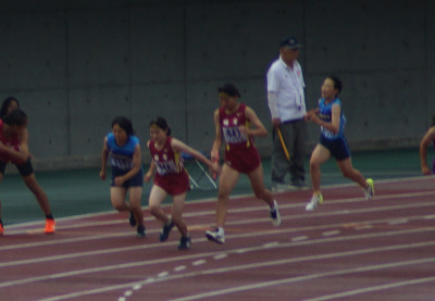 女子低学年リレー (57)