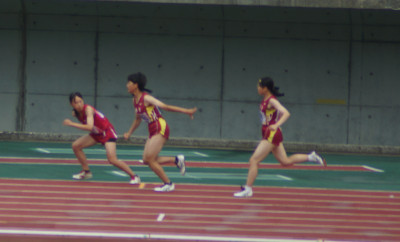 低学年女子リレー決勝 (32)