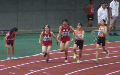 低学年女子リレー決勝 (71)